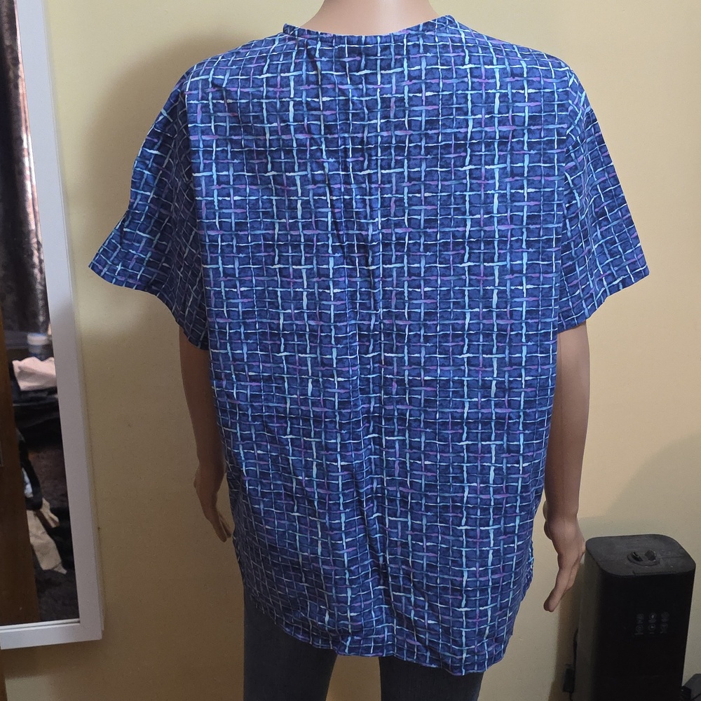 Blue Patterned V-Neck Scrub Top - Picture 5 of 7